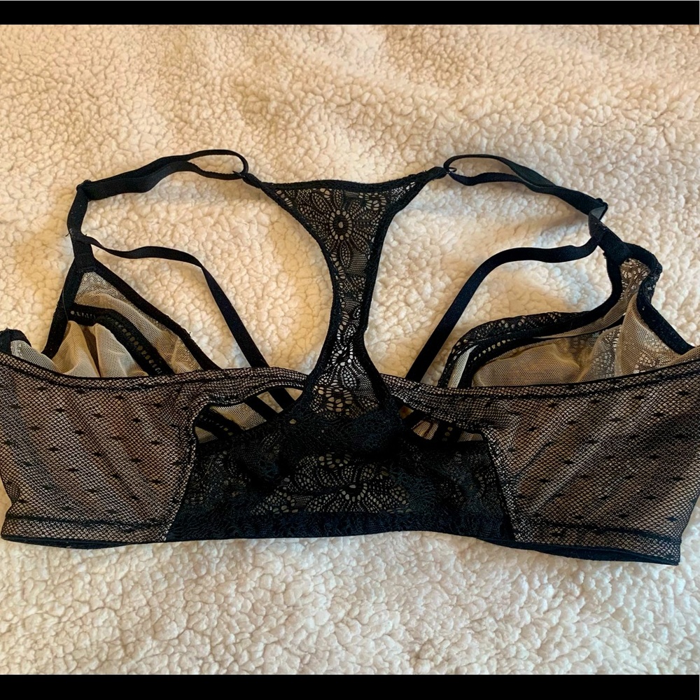 VS Beautiful Lace pattern bra with Strappy front - Picture 2 of 6